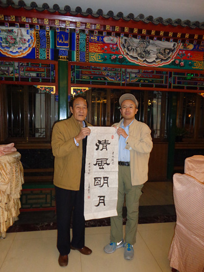 王国钧先生（原中国国家拳击队总教练、中国武警总部体工大队拳击队总教练）向张星水赠送其亲笔书写的书法作品。