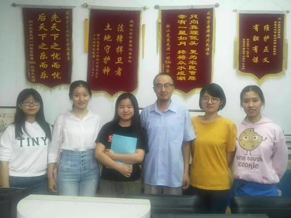 中国政法大学准律师协会前任会长和新任会长等众同学看望星水老师（准律协学术顾问）。